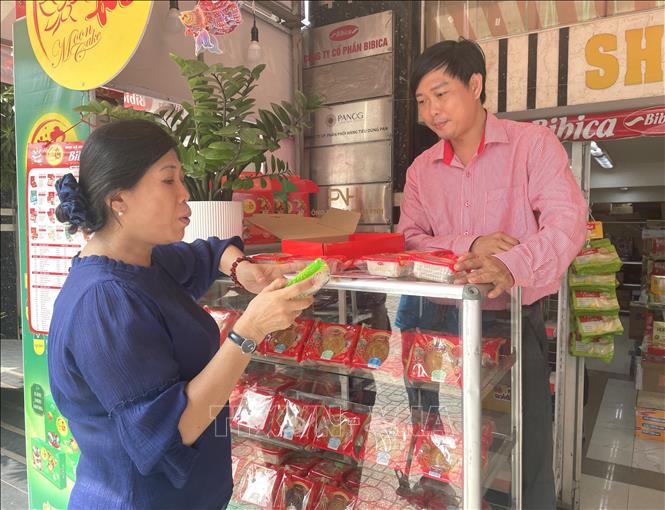 Nhiều gia đình  chọn mua bánh sát lễ để  chờ mức giá tốt nhất. Ảnh: Hương Giang - TTXVN