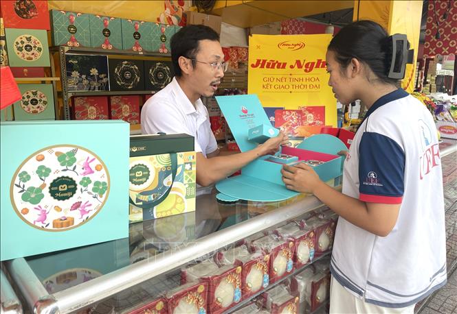 Người tiêu dùng tin chọn mua bánh Trung thu từ các thương hiệu uy tín, thay vì bánh trôi nổi. Ảnh: Hương Giang - TTXVN