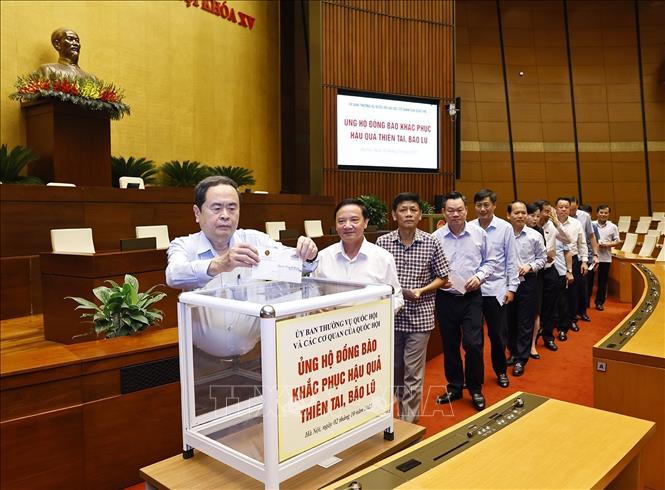 Chủ tịch Quốc hội Trần Thanh Mẫn cùng lãnh đạo Quốc hội, cán bộ, nhân viên các cơ quan của Quốc hội tham gia Lễ ủng hộ đồng bào khắc phục hậu quả thiên tai, bão lũ. Ảnh: Doãn Tấn - TTXVN