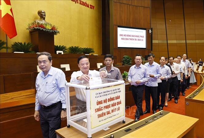 Chủ tịch Quốc hội Trần Thanh Mẫn cùng lãnh đạo Quốc hội, cán bộ, nhân viên các cơ quan của Quốc hội tham gia Lễ ủng hộ đồng bào khắc phục hậu quả thiên tai, bão lũ. Ảnh: Doãn Tấn - TTXVN