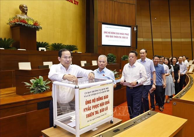 Lãnh đạo Quốc hội, cán bộ, nhân viên các cơ quan của Quốc hội tham gia Lễ ủng hộ đồng bào khắc phục hậu quả thiên tai, bão lũ. Ảnh: Doãn Tấn - TTXVN