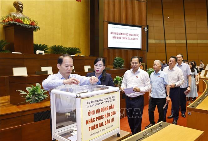 Lãnh đạo Quốc hội, cán bộ, nhân viên các cơ quan của Quốc hội tham gia Lễ ủng hộ đồng bào khắc phục hậu quả thiên tai, bão lũ. Ảnh: Doãn Tấn - TTXVN