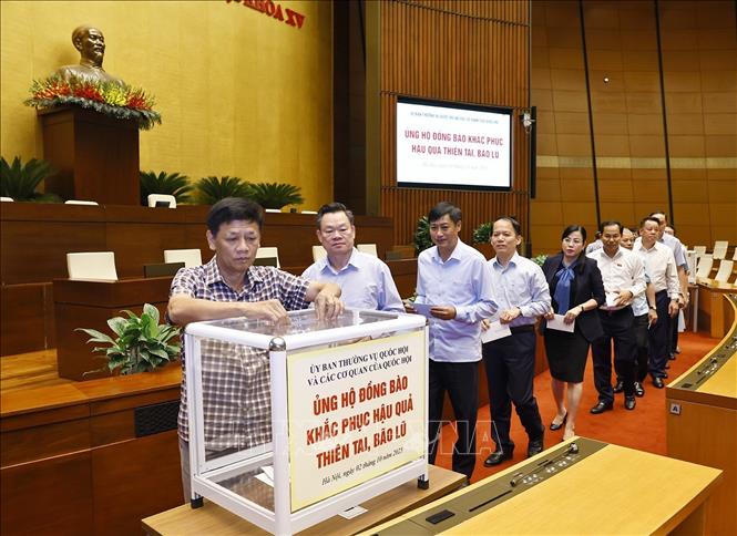 Lãnh đạo Quốc hội, cán bộ, nhân viên các cơ quan của Quốc hội tham gia Lễ ủng hộ đồng bào khắc phục hậu quả thiên tai, bão lũ. Ảnh: Doãn Tấn - TTXVN