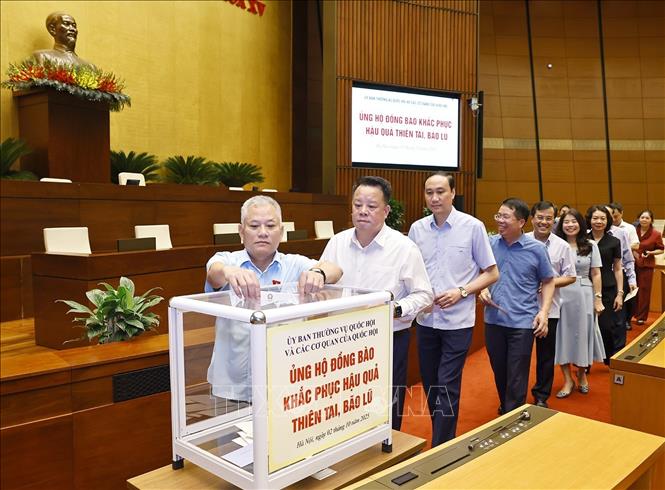 Lãnh đạo Quốc hội, cán bộ, nhân viên các cơ quan của Quốc hội tham gia Lễ ủng hộ đồng bào khắc phục hậu quả thiên tai, bão lũ. Ảnh: Doãn Tấn - TTXVN