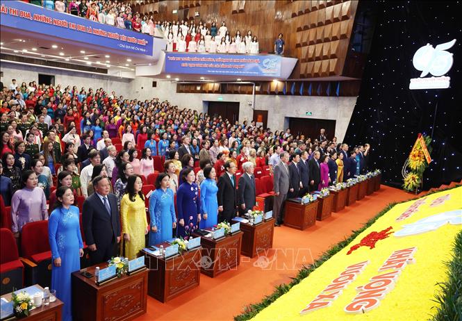 Tổng Bí thư Tô Lâm và các đại biểu thực hiện nghi lễ chào cờ. Ảnh: Thống Nhất - TTXVN