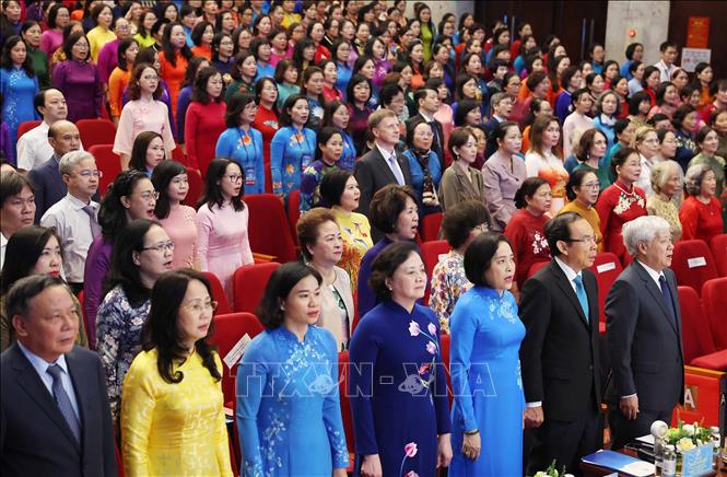 Các đại biểu thực hiện nghi lễ chào cờ. Ảnh: Thống Nhất - TTXVN