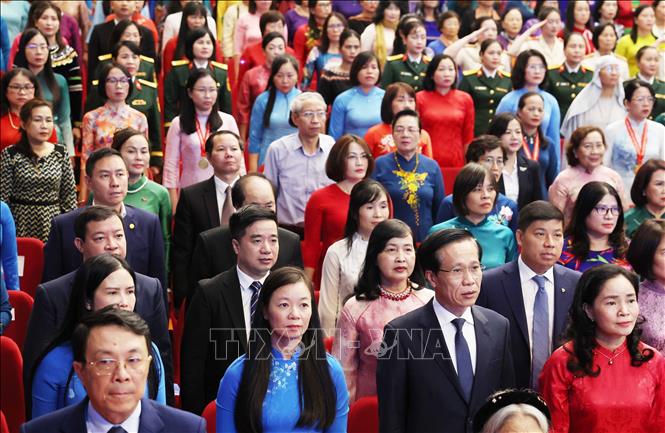 Các đại biểu thực hiện nghi lễ chào cờ. Ảnh: Thống Nhất - TTXVN