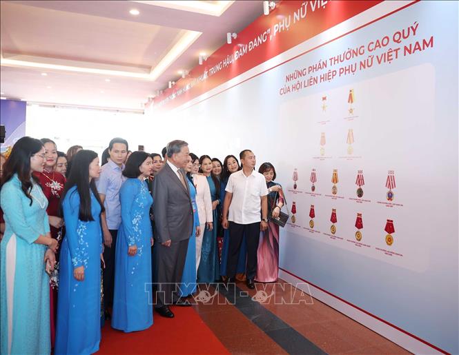 Tổng Bí thư Tô Lâm và các đại biểu tham quan triển lãm. Ảnh: TTXVN