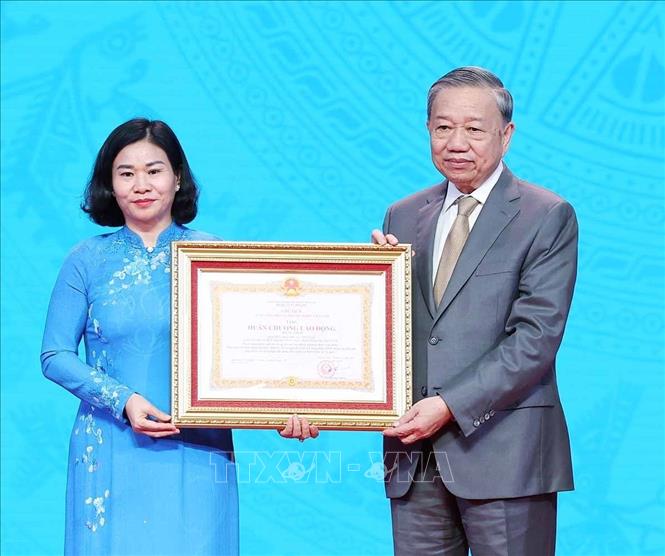 Tổng Bí thư Tô Lâm trao Huân chương Lao động hạng Nhất tặng Hội Liên hiệp Phụ nữ Việt Nam. Ảnh: Thống Nhất - TTXVN