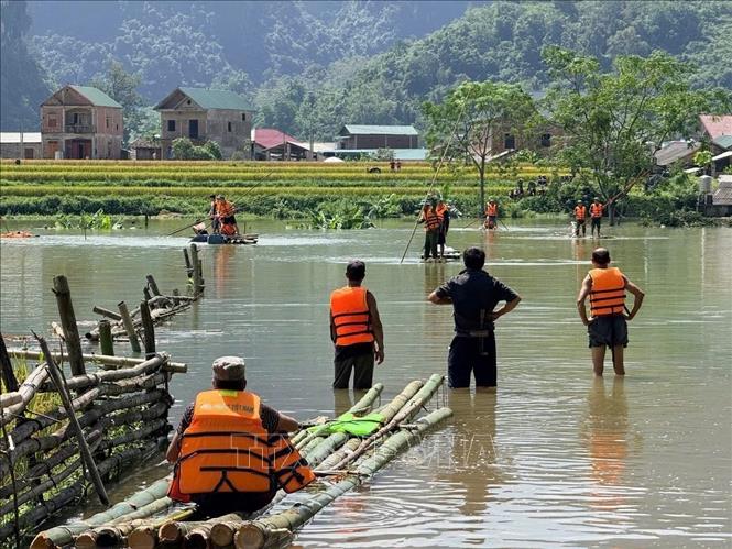 Lực lượng chức năng tìm thấy thi thể nạn nhân bị mất tích do mưa lũ cuốn trôi. Ảnh: TTXVN phát