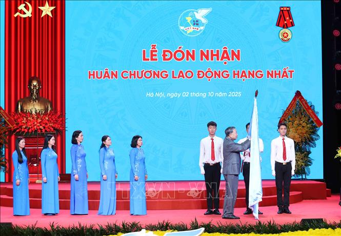 Tổng Bí thư Tô Lâm gắn Huân chương Lao động hạng Nhất tặng Hội Liên hiệp Phụ nữ Việt Nam. Ảnh: Phương Hoa - TTXVN