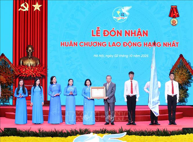 Tổng Bí thư Tô Lâm trao Huân chương Lao động hạng Nhất cho Hội Liên hiệp Phụ nữ Việt Nam. Ảnh: Phương Hoa - TTXVN