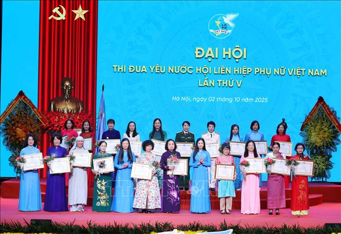 Các cá nhân nhận Bằng khen của Trung ương Hội Liên hiệp Phụ nữ Việt Nam trong thực hiện phong trào thi đua yêu nước giai đoạn 2020 - 2025. Ảnh: Phương Hoa - TTXVN