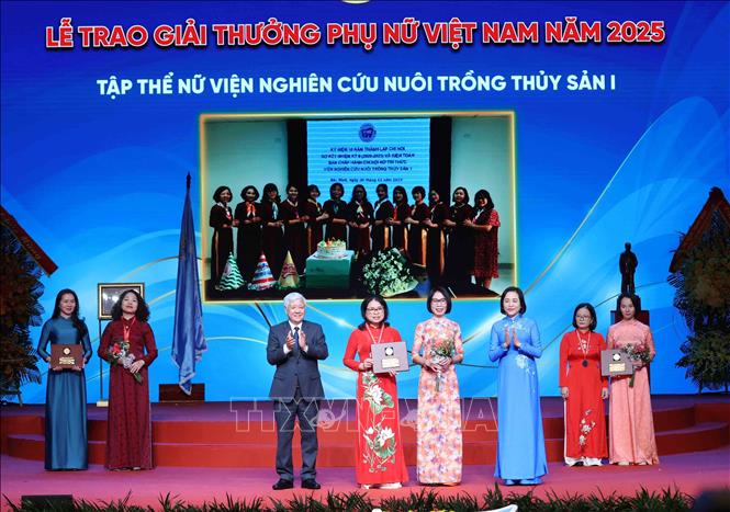 Tập thể nữ Viện nghiên cứu Nuôi trồng thuỷ sản I nhận Giải thưởng Phụ nữ Việt Nam năm 2025. Ảnh: Phương Hoa - TTXVN