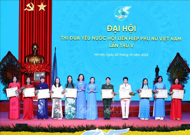 Các cá nhân nhận Bằng khen của Trung ương Hội Liên hiệp Phụ nữ Việt Nam trong thực hiện phong trào thi đua yêu nước giai đoạn 2020 - 2025. Ảnh: Phương Hoa - TTXVN