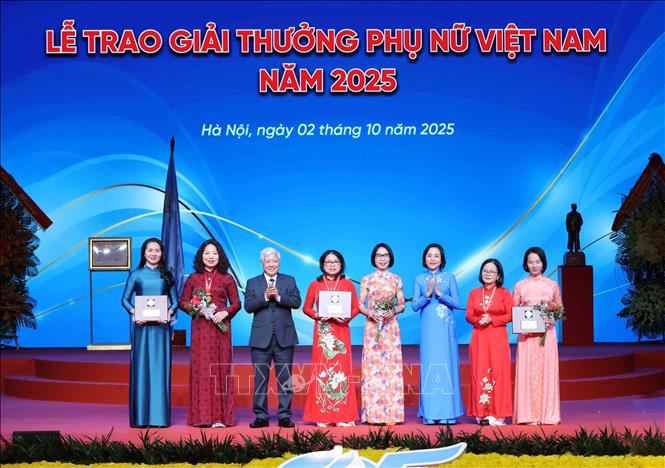 Các tập thể nhận Giải thưởng Phụ nữ Việt Nam năm 2025. Ảnh: Phương Hoa - TTXVN