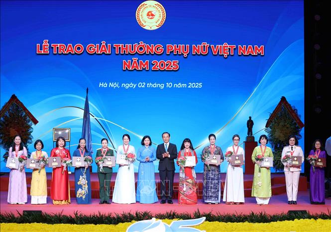 Các cá nhân nhận Giải thưởng Phụ nữ Việt Nam năm 2025. Ảnh: Phương Hoa - TTXVN