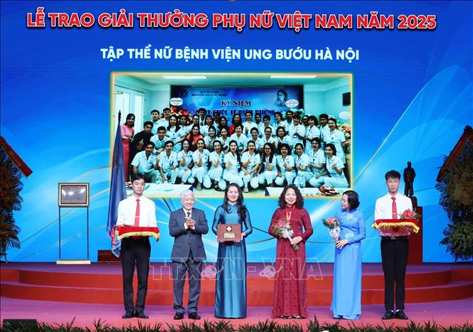 Tập thể nữ Bệnh viện Ung bướu Hà Nội nhận Giải thưởng Phụ nữ Việt Nam năm 2025. Ảnh: Phương Hoa - TTXVN