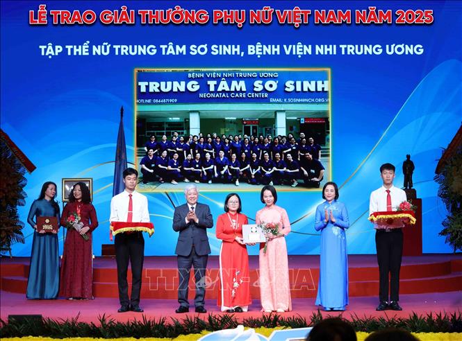 Tập thể nữ Trung tâm sơ sinh, Bệnh viện Nhi Trung ương nhận Giải thưởng Phụ nữ Việt Nam năm 2025. Ảnh: Phương Hoa - TTXVN