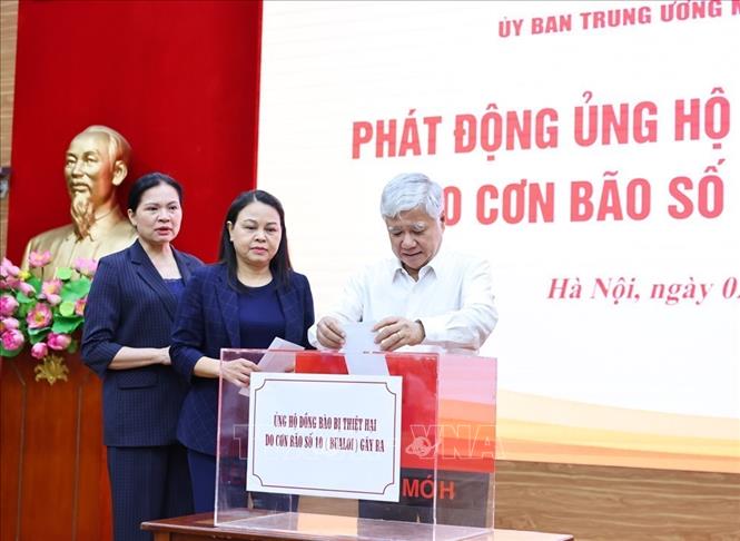 Chủ tịch Ủy ban Trung ương MTTQ Việt Nam Đỗ Văn Chiến cùng các Phó Chủ tịch ủng hộ đồng bào bị thiệt hại do cơn bão số 10 gây ra. Ảnh: Minh Đức – TTXVN

