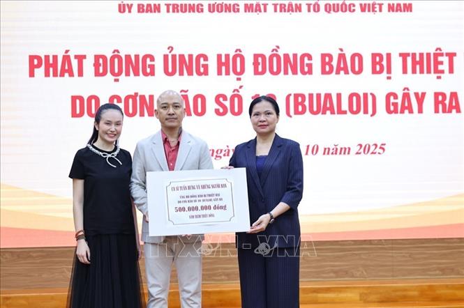 Đồng chí Hà Thị Nga, Uỷ viên Trung ương Đảng, Phó Chủ tịch UBTU MTTQ Việt Nam tiếp nhận ủng hộ của các cá nhân. Ảnh: Minh Đức – TTXVN