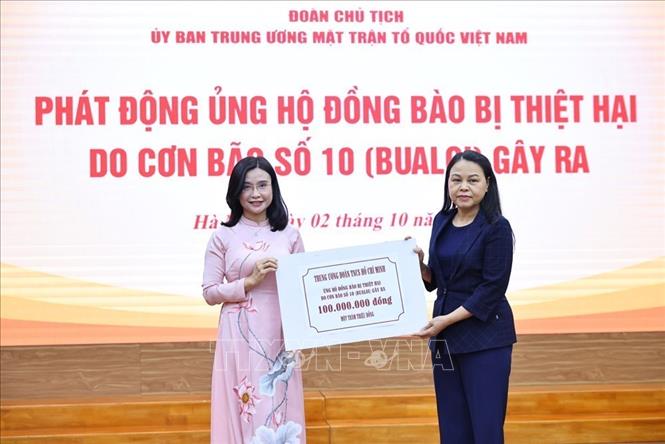 Đồng chí Nguyễn Thị Thu Hà, Uỷ viên Trung ương Đảng, Phó Chủ tịch - Tổng Thư ký UBTƯ MTTQ Việt Nam tiếp nhận ủng hộ của các tập thể, cá nhân. Ảnh: Minh Đức – TTXVN