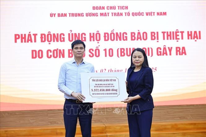 Đồng chí Nguyễn Thị Thu Hà, Uỷ viên Trung ương Đảng, Phó Chủ tịch - Tổng Thư ký UBTƯ MTTQ Việt Nam tiếp nhận ủng hộ của các tập thể, cá nhân. Ảnh: Minh Đức – TTXVN