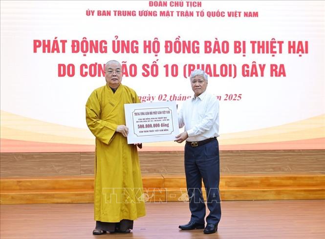 Đồng chí Đỗ Văn Chiến, Ủy viên Bộ Chính trị, Bí thư Trung ương Đảng, Chủ tịch Ủy ban TW MTTQ Việt Nam tiếp nhận ủng hộ của các tổ chức, cá nhân. Ảnh: Minh Đức – TTXVN