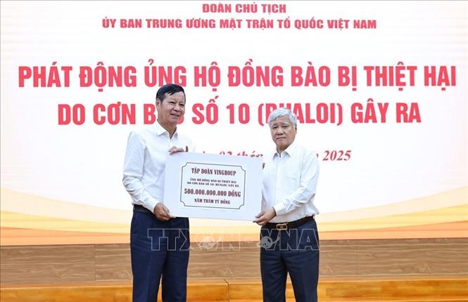 Đồng chí Đỗ Văn Chiến, Ủy viên Bộ Chính trị, Bí thư Trung ương Đảng, Chủ tịch Ủy ban TW MTTQ Việt Nam tiếp nhận ủng hộ của các tổ chức, cá nhân. Ảnh: Minh Đức – TTXVN