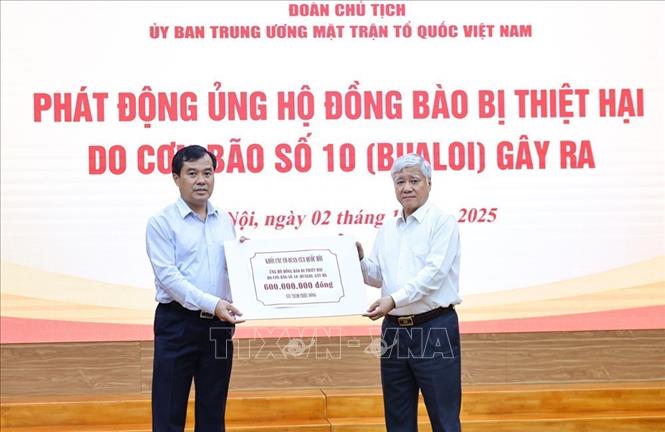Đồng chí Đỗ Văn Chiến, Ủy viên Bộ Chính trị, Bí thư Trung ương Đảng, Chủ tịch Ủy ban TW MTTQ Việt Nam tiếp nhận ủng hộ của các tổ chức, cá nhân. Ảnh: Minh Đức – TTXVN