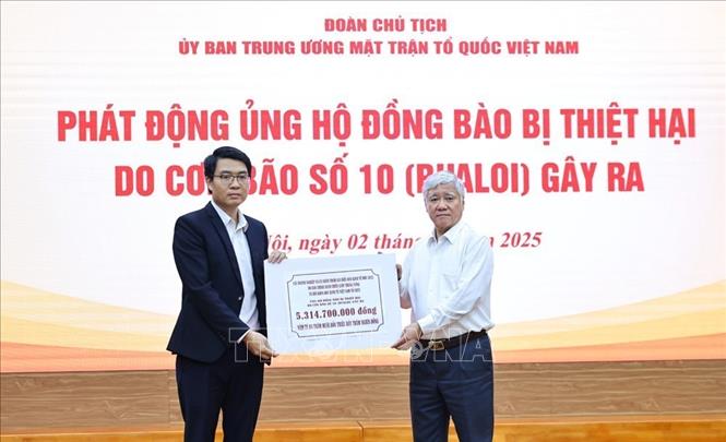 Đồng chí Đỗ Văn Chiến, Ủy viên Bộ Chính trị, Bí thư Trung ương Đảng, Chủ tịch Ủy ban TW MTTQ Việt Nam tiếp nhận ủng hộ của các tổ chức, cá nhân. Ảnh: Minh Đức – TTXVN