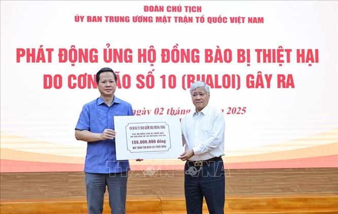 Đồng chí Đỗ Văn Chiến, Ủy viên Bộ Chính trị, Bí thư Trung ương Đảng, Chủ tịch Ủy ban TW MTTQ Việt Nam tiếp nhận ủng hộ của các tổ chức, cá nhân. Ảnh: Minh Đức – TTXVN