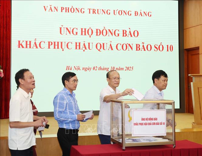 Cán bộ, nhân viên Văn phòng Trung ương Đảng ủng hộ đồng bào khắc phục hậu quả cơn bão số 10. Ảnh: Thống Nhất - TTXVN