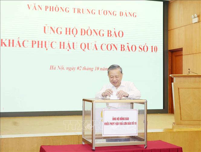 Tổng Bí thư Tô Lâm ủng hộ đồng bào khắc phục hậu quả cơn bão số 10. Ảnh: Thống Nhất - TTXVN