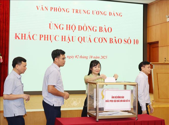 Cán bộ, nhân viên Văn phòng Trung ương Đảng ủng hộ đồng bào khắc phục hậu quả cơn bão số 10. Ảnh: Thống Nhất - TTXVN