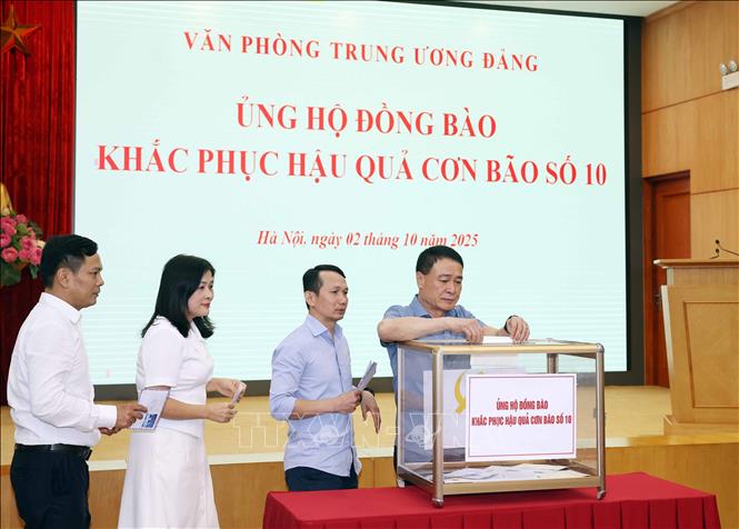 Cán bộ, nhân viên Văn phòng Trung ương Đảng ủng hộ đồng bào khắc phục hậu quả cơn bão số 10. Ảnh: Thống Nhất - TTXVN