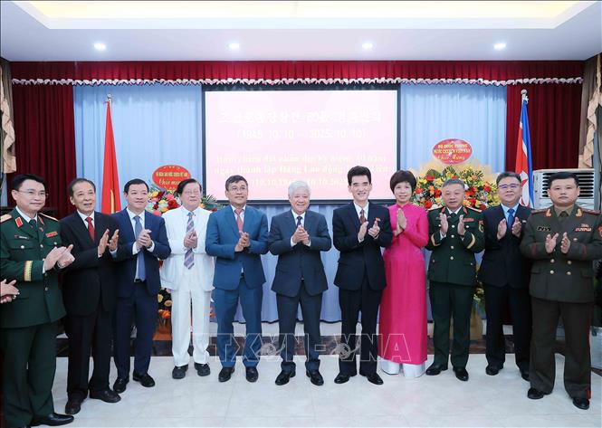 Đồng chí Đỗ Văn Chiến, Ủy viên Bộ Chính trị, Bí thư Trung ương Đảng, Chủ tịch Ủy ban Trung ương Mặt trận Tổ quốc Việt Nam với các đại biểu. Ảnh: An Đăng - TTXVN