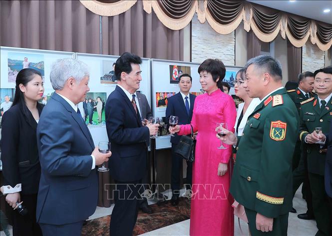 Các đại biểu chúc mừng Đại sứ cùng cán bộ nhân viên Đại sứ quan Triều Tiên tại Việt Nam nhân dịp kỷ niệm 80 năm ngày thành lập Đảng Lao động Triều Tiên (10/10/1954 - 10/10/2025). Ảnh: An Đăng - TTXVN