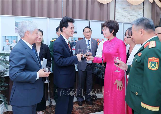 Các đại biểu chúc mừng Đại sứ cùng cán bộ nhân viên Đại sứ quan Triều Tiên tại Việt Nam nhân dịp kỷ niệm 80 năm ngày thành lập Đảng Lao động Triều Tiên (10/10/1954 - 10/10/2025). Ảnh: An Đăng - TTXVN