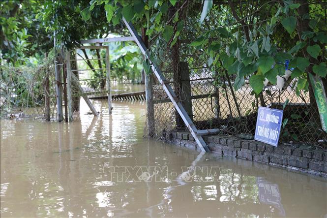 Đường dẫn ra bãi giữa bị ngập sâu, giao thông hoàn toàn tê liệt. Ảnh: Vũ Quang – TTXVN