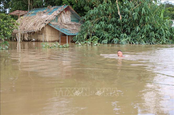 Khu vực cầu Đoàn Kết nối từ bãi giữa ra phố An Dương bị ngập sâu, giao thông tê liệt. Ảnh: Vũ Quang – TTXVN