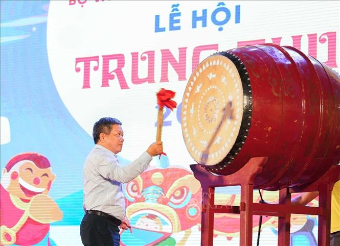 Đồng chí Nguyễn Tuấn Linh, Phó Bí thư thường trực Đảng ủy Bộ Văn hoá, Thể thao và Du lịch đánh trống khai mạc. Ảnh: Hoàng Hiếu - TTXVN