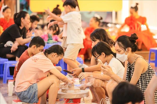 Người dân tham gia các trải nghiệm các hoạt động trong “Lễ hội Trung thu năm 2025”. Ảnh: Hoàng Hiếu - TTXVN