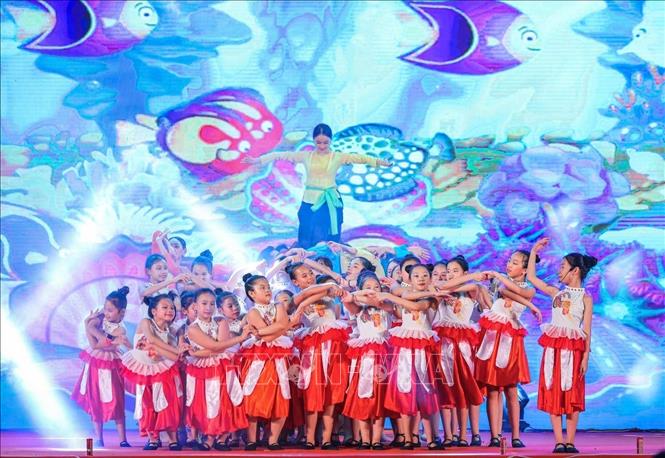 Tiết mục văn nghệ biểu diễn tại chương trình. Ảnh: Hoàng Hiếu - TTXVN