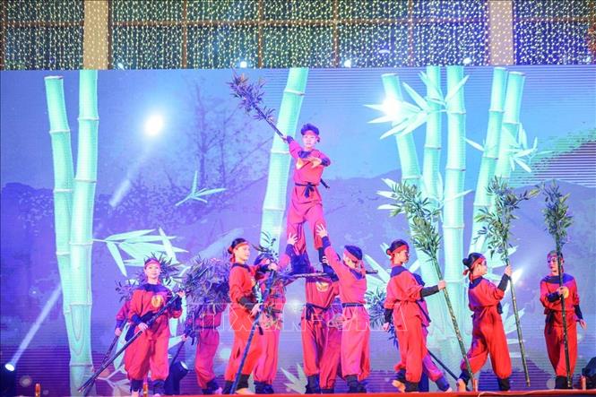 Tiết mục văn nghệ biểu diễn tại chương trình. Ảnh: Hoàng Hiếu - TTXVN