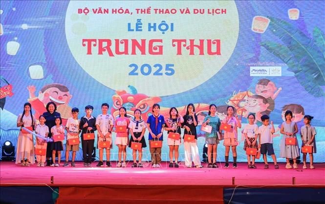 Các em có tranh trưng bày trong triển lãm “Trung thu trong mắt em” nhận quà của Ban tổ chức. Ảnh: Hoàng Hiếu - TTXVN