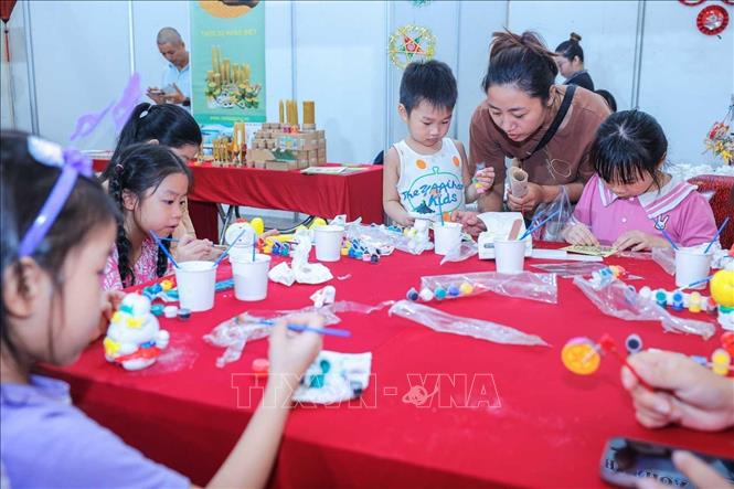 Trẻ em vui chơi tại lễ hội Trung thu. Ảnh: Hoàng Hiếu - TTXVN
