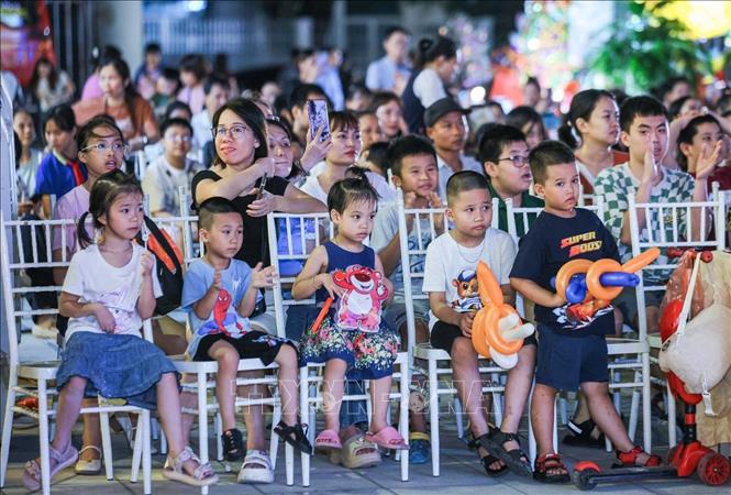Các em thiếu nhi tham dự lễ khai mạc “Lễ hội Trung thu năm 2025”. Ảnh: Hoàng Hiếu - TTXVN
