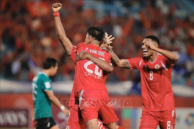 Phan Van Đức ghi bàn thắng ấn định chiến thắng 3-0 cho CLB Công An Hà Nội. Ảnh: Minh Quyết - TTXVN