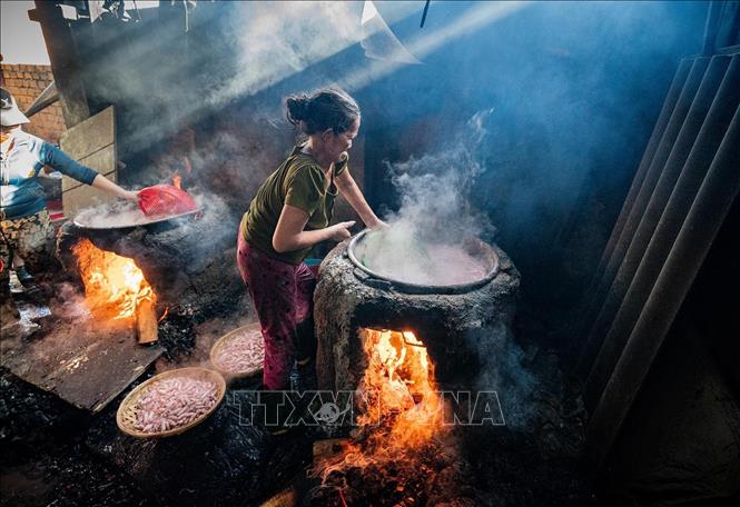 Workers steam fishes and squids using instinct, without timers and thermometers. VNA Photo: Khánh Hoà